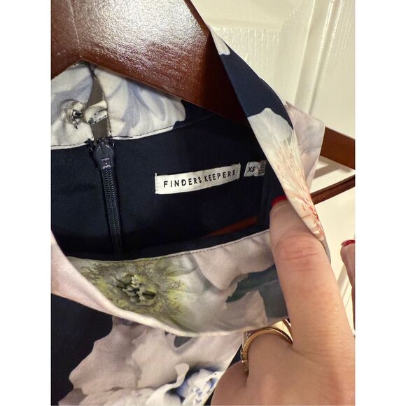 Finders Keepers Earthly Treasures Navy Floral Tie Front Tank Dress sz XS ( rare) - Picture 6 of 8